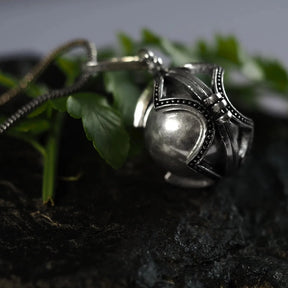 Änglaklocka silver-mässing - Vikingsmycke med månskyddande design fotograferat med naturmotiv