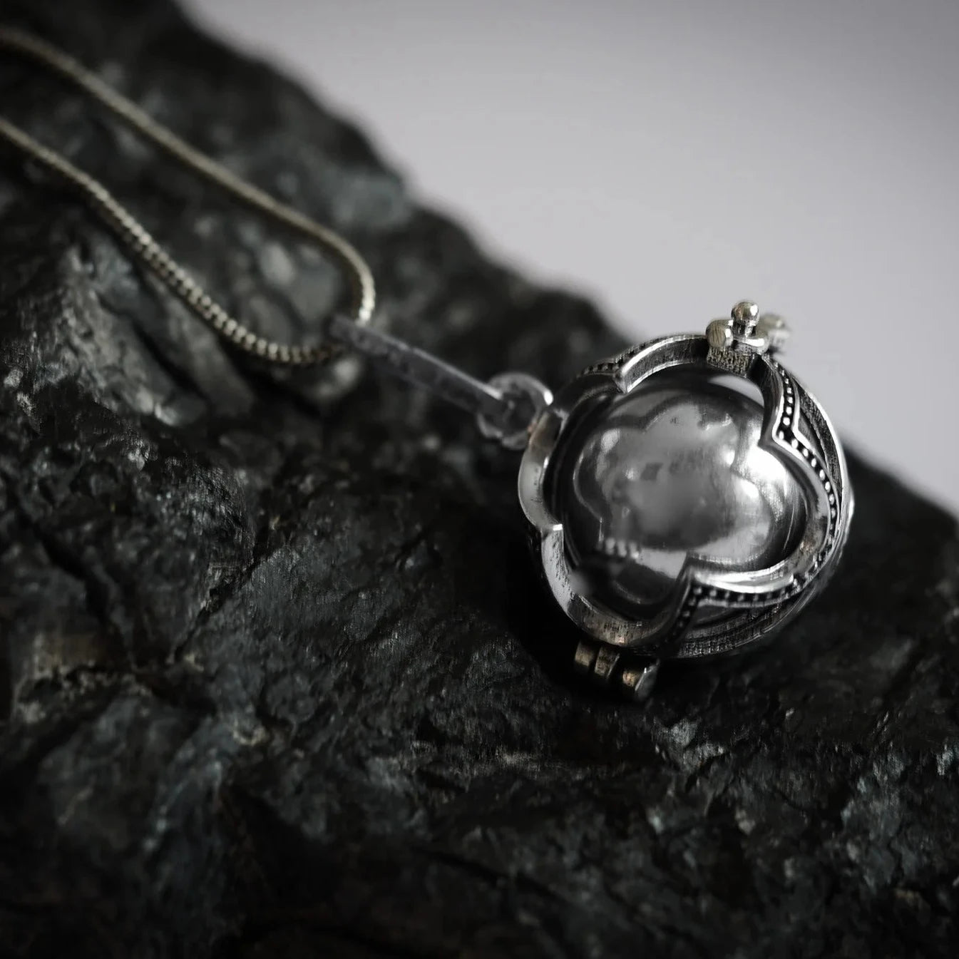 Änglaklocka silverpläterad - Beskyddande vikingamycke med månsickeldetaljer och geometriska mönster