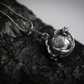 Änglaklocka silverpläterad - Beskyddande vikingamycke med månsickeldetaljer och geometriska mönster
