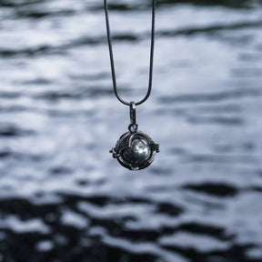 Änglaklocka Viking - Silvermycke hängandes över vatten med skyddande månsickeldetaljer