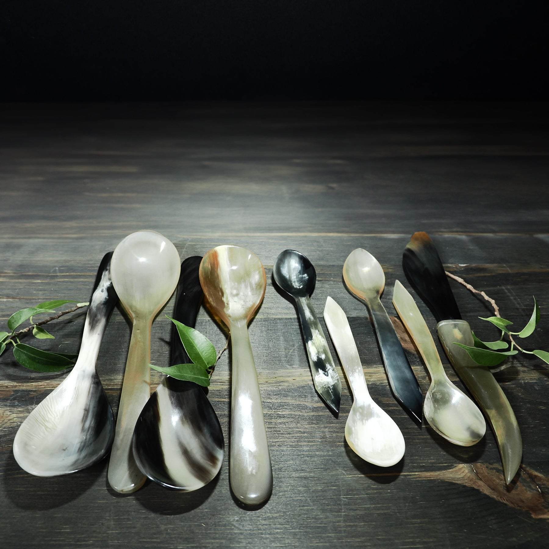 Bestick i horn - samling av matskelar, teskelar och smörkniv med naturlig variation och rustik patina