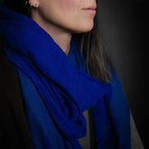 Kornblå kashmirlans vikt i elegant stil visar mjuk blå färg och handvävd textur