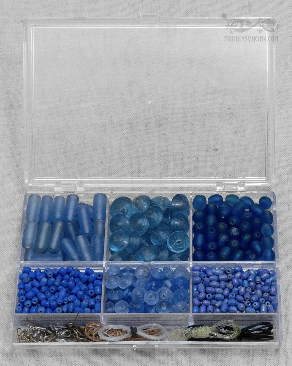 Perleæske med blå perler – æsken set lige oppefra, alle seks rum synlige