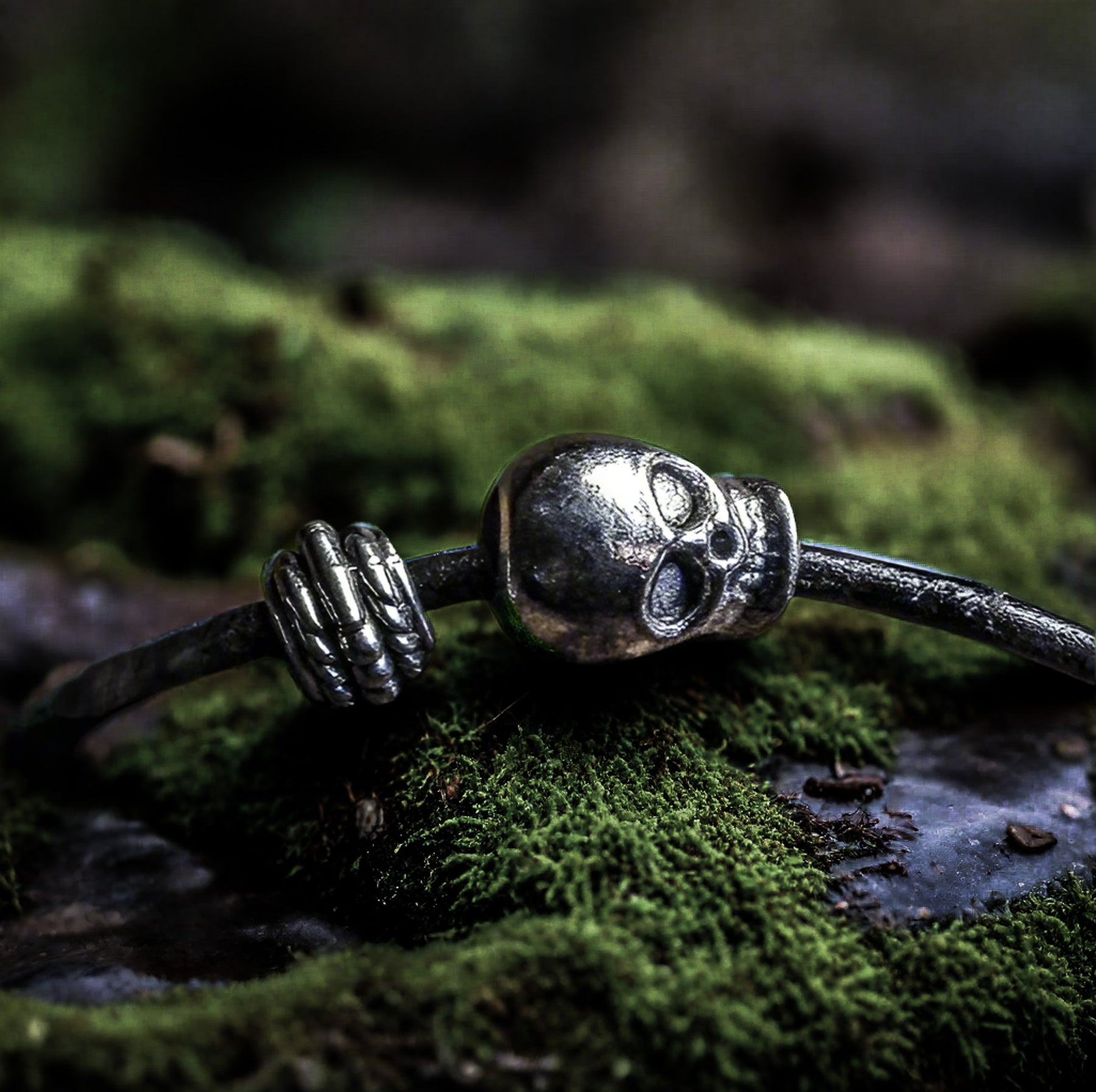 Set med 2 skäggpärlor, med mönster silver.