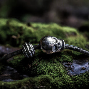 Set med 2 skäggpärlor, med mönster silver.