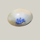 Små blå glaspärlor, ungefär 20 stycken, transparenta och rundade