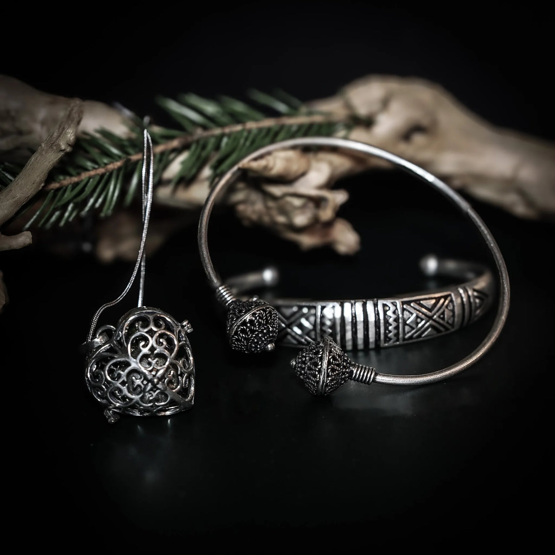 Freja gåvoset minimalistisk närbild visar silverpläterat mässingsarmband och hjärtanhängare med vikingegeometriska mönster och filigré arbete