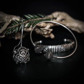 Freja gåvoset minimalistisk närbild visar silverpläterat mässingsarmband och hjärtanhängare med vikingegeometriska mönster och filigré arbete