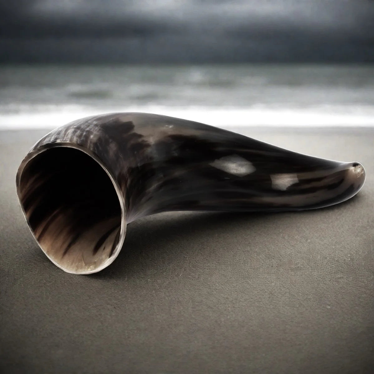 Stor polerad dryckeshorn gjord av organiskt horn, fotograferad mot ljus bakgrund, visar naturlig glans och struktur