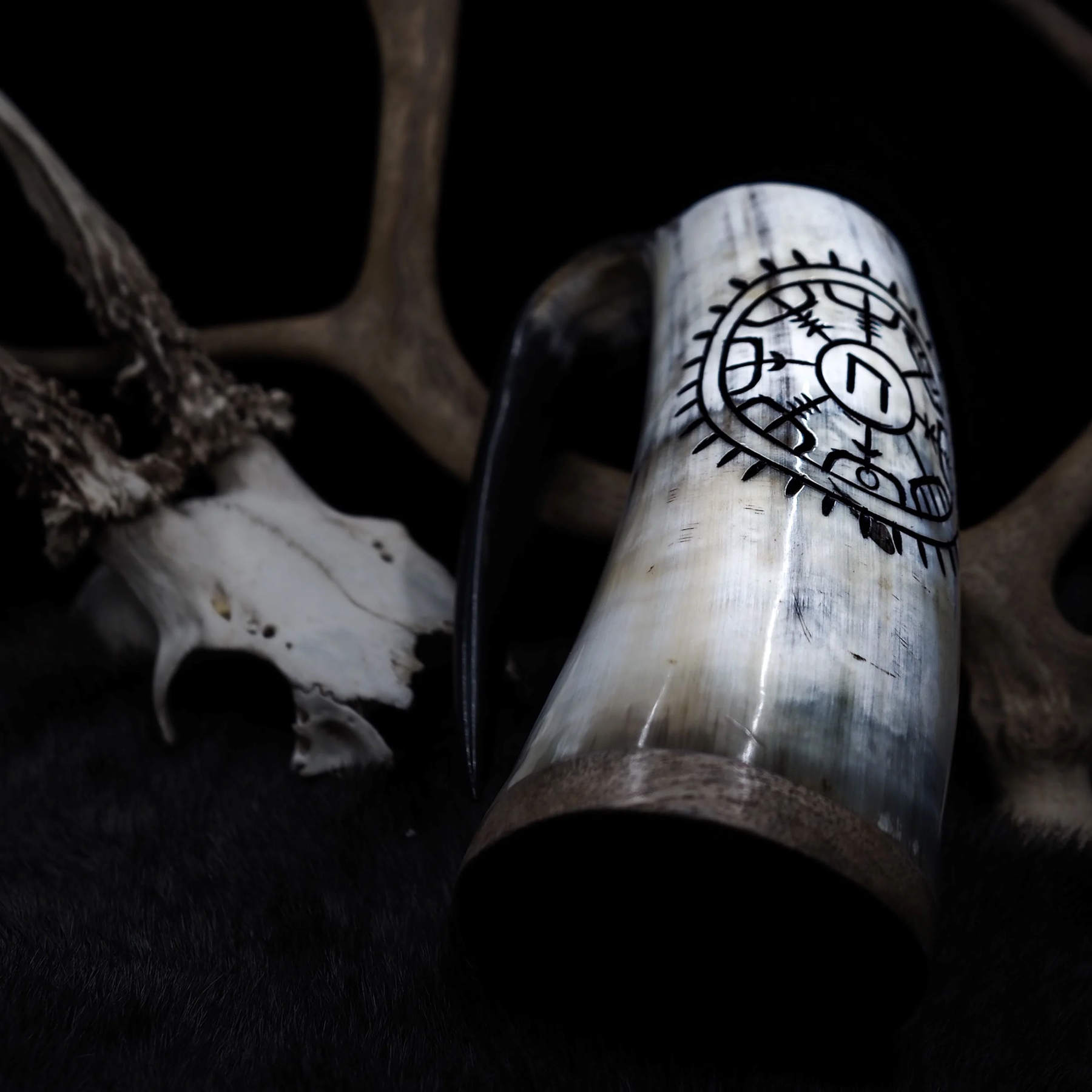 Ölmugg Vegvisir, horn.