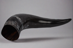Högupplöst fotografi av stort naturligt oxhorn-dryckeshorn, 1500 ml, med autentisk patina och smidesfinish