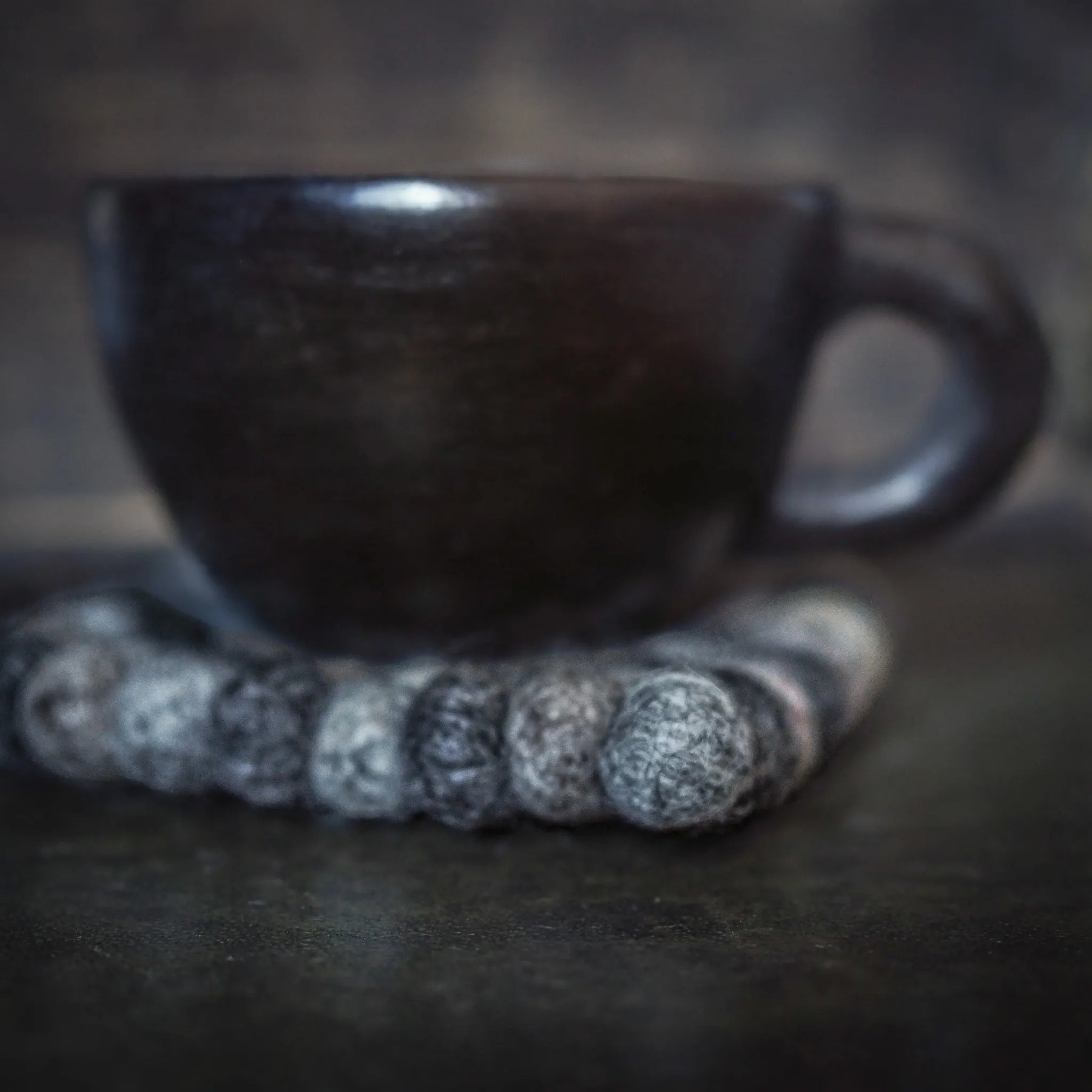 Tovat underlägg till muggar och glas, med mönster.