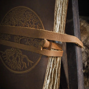 Livets träd anteckningsbok från framsidan visar det präglada trädmotivet på läderband