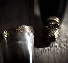 Närbild av mässingsdetaljer på bärsärkhornet: vikinginspirerad interlaced kantdekor och dekorativ mässingsfinal