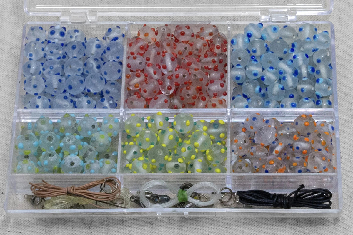 Röda glaspärlor för traditionell vikingatida smyckesprydnad.