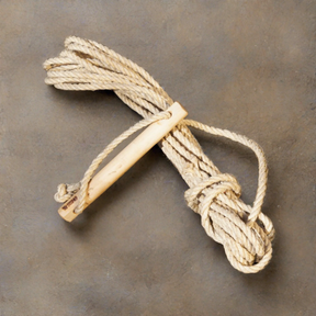 Tältrep i hampa för autentisk vikingatida campingutrustning.