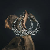 Keltisk-inspirerade örhängen i silverplätering mässing med keltisk evighetsknut-motif och flätad design, handgjorda