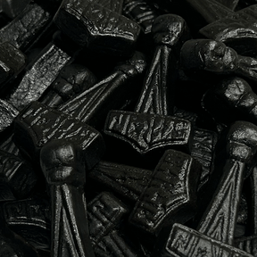 Närbild av saltiga Mjölnir-karameller som visar produktens textur och hammareform i detalj