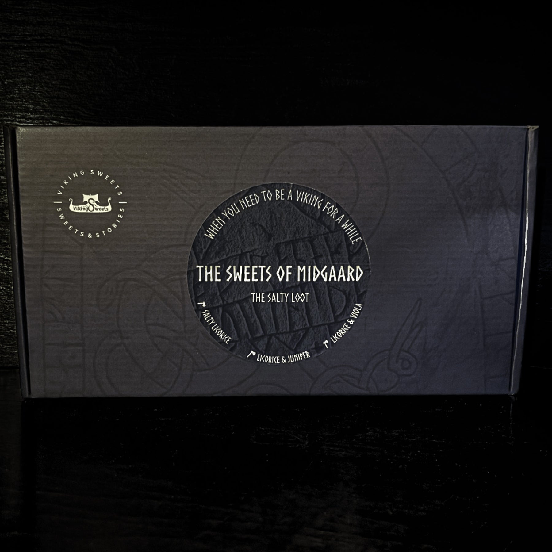 Det salta paketet - presentförpackning med titel 'The Sweets of Midgaard' dekorerad med vikingtid-inspirerad knotwork och Urnes-stil mönster
