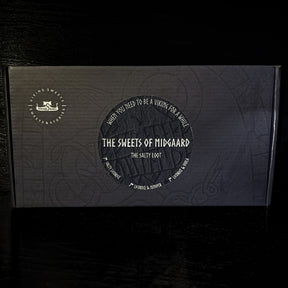 Det salta paketet - presentförpackning med titel 'The Sweets of Midgaard' dekorerad med vikingtid-inspirerad knotwork och Urnes-stil mönster
