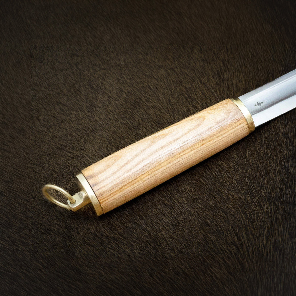 Sax-kniv, Gotland, sløvet æg – nærbillede af askehåndtaget med messingknap og ring