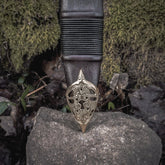 Svärdskida 'Black Ice' med ornamental mässingsmontage och keltisk flätningsmönster på naturlig berggrund