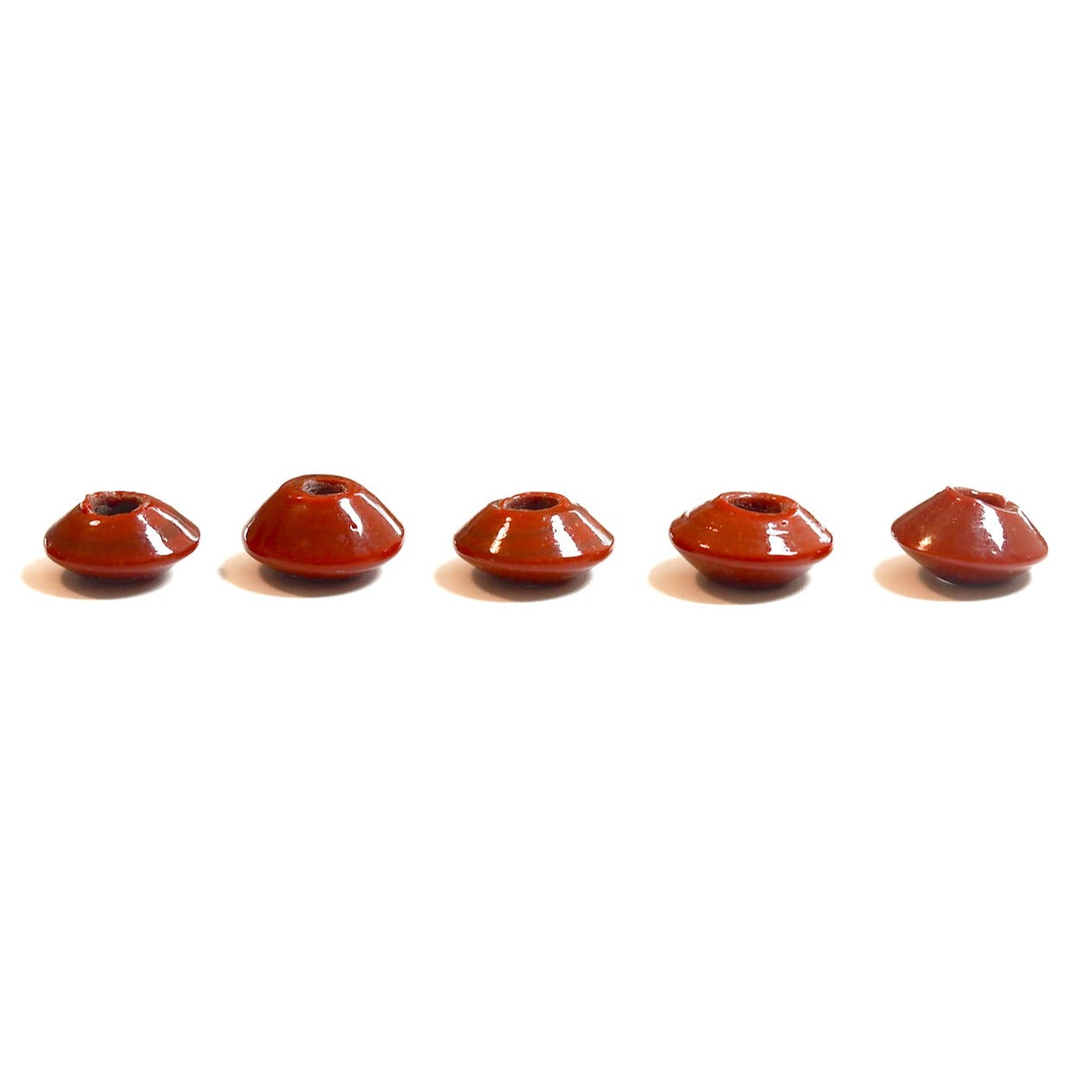 Varmröda glaspärlor, bicone/linslika form, glansig finish, arrangerade i rad