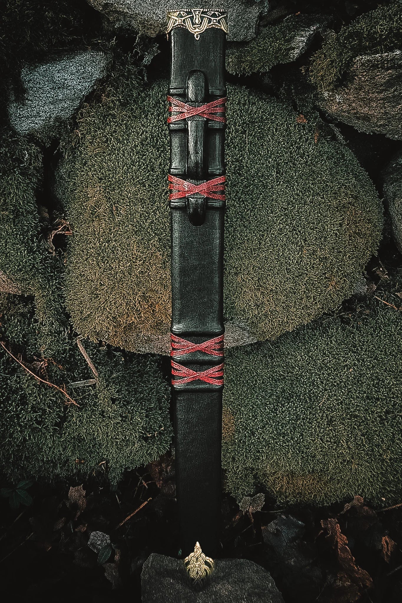 Svärdskida, Golden honor - fullängd läderslida med röda X-mönster och vikingornamenter, på stengrunj