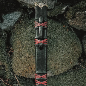 Svärdskida, Golden honor premium - svart läderslida med röda X-lindningar och bronsad vikingornamenter, på stenar