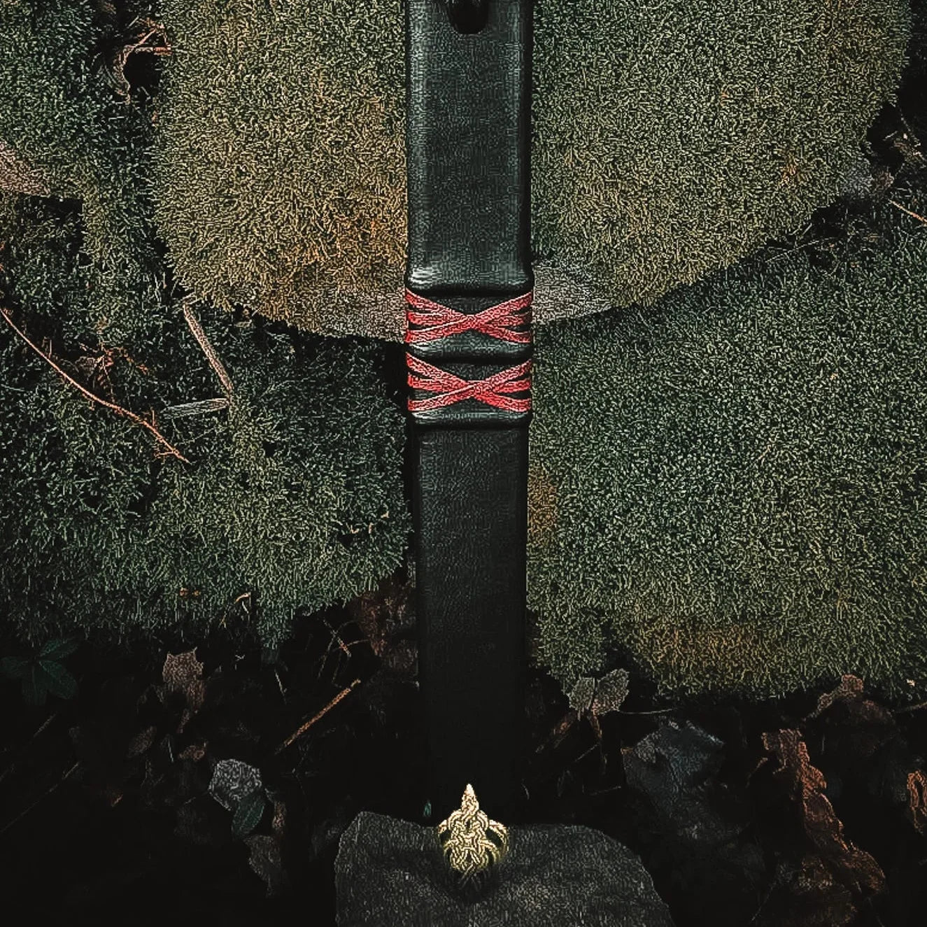 Svärdskida, Golden honor - svart läderslida med röda X-mönster och bronsgjuten vikingatida ornament, för 70cm svärd