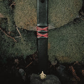 Svärdskida, Golden honor - svart läderslida med röda X-mönster och bronsgjuten vikingatida ornament, för 70cm svärd