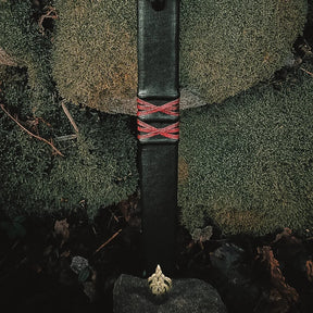 Svärdskida, Golden honor - svart läderslida med röda X-mönster och bronsgjuten vikingatida ornament, för 70cm svärd