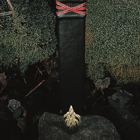 Svärdskida detalj - röd läderslindning i X-mönster på svart läderslida, vikingatida design