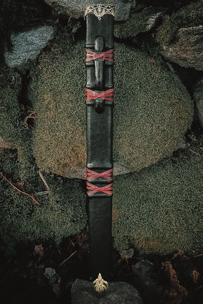 Svärdskida, Golden honor - fullängd läderslida med röda X-mönster och vikingornamenter, på stengrunj