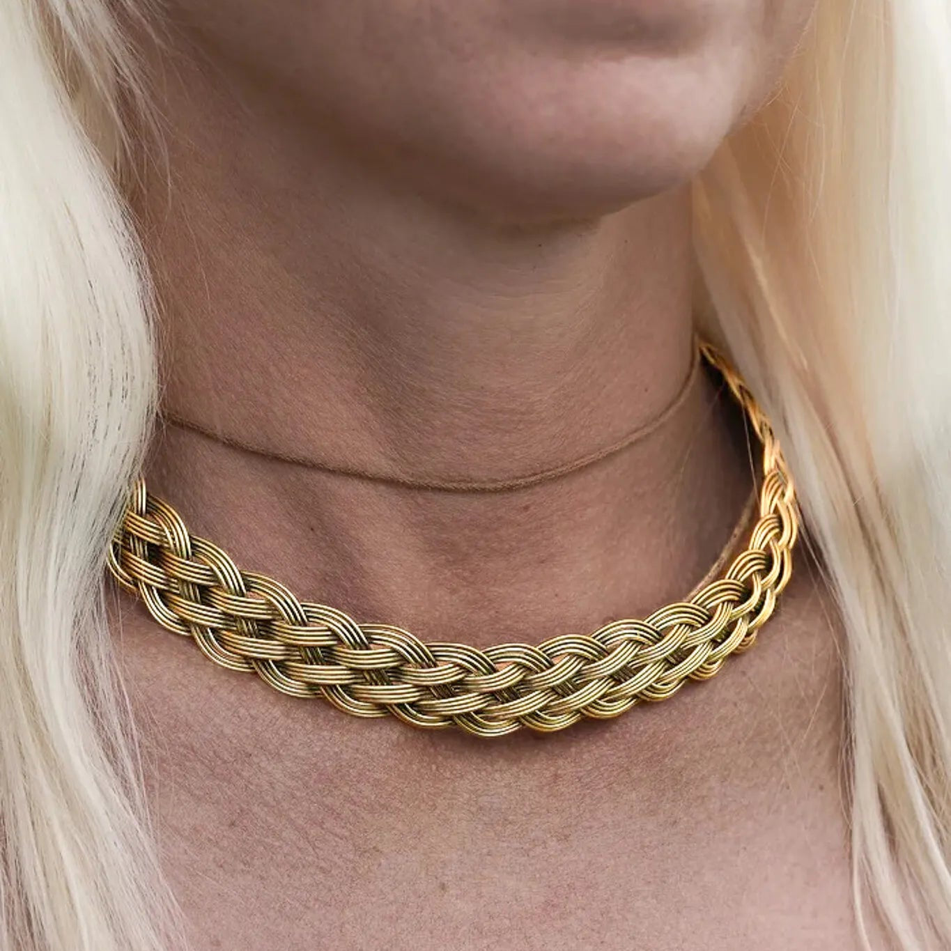 Val flätat halsband, en platt flätad koppar- eller messingshalsring i vikingatida stil.