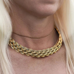 Val flätat halsband, en platt flätad koppar- eller messingshalsring i vikingatida stil.
