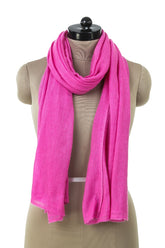 Rosa kashmirsjal i mjukt ull material, draperad på ett skräddardocka och visar elegant fallning och fin stickad kvalitet