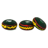 Tre stora grönglaspärlor med röda och gula dekorativa mönster. Pärlorna är sfäriska med spiral- eller vågiga band i lysande gult och rött. Vita slitmarkeringar synliga på översidan. Inspirerat av vikingatida fynd från Bodarp, Skåne, Sverige.