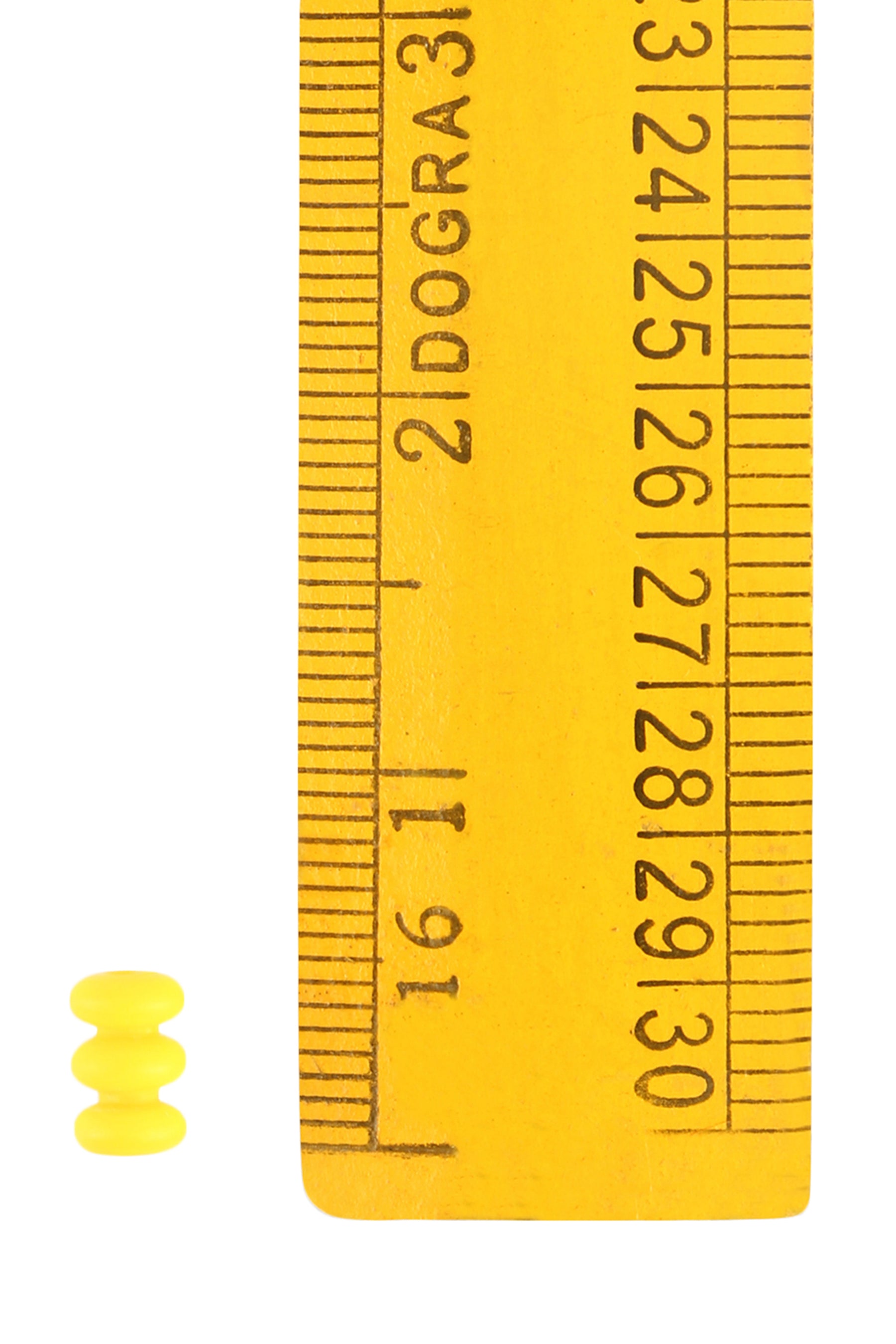 Gul glaspärla från Gotland visad tillsammans med mätstav för storleksreferens. Dokumentationsfoto av handgjord vikingatida pärl i translucent glas.