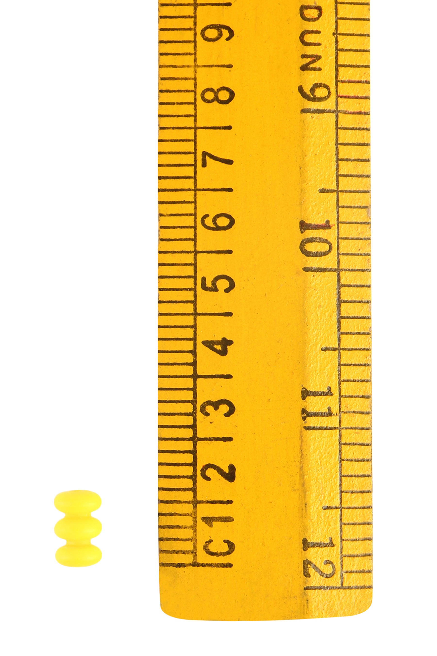 Gul glaspärla från Gotland med mätstav som referens. Visar pärlans exakta storlek och form. Translucent glas med handarbetad finish från vikingatiden.