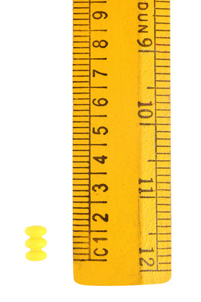 Gul glaspärla från Gotland med mätstav som referens. Visar pärlans exakta storlek och form. Translucent glas med handarbetad finish från vikingatiden.