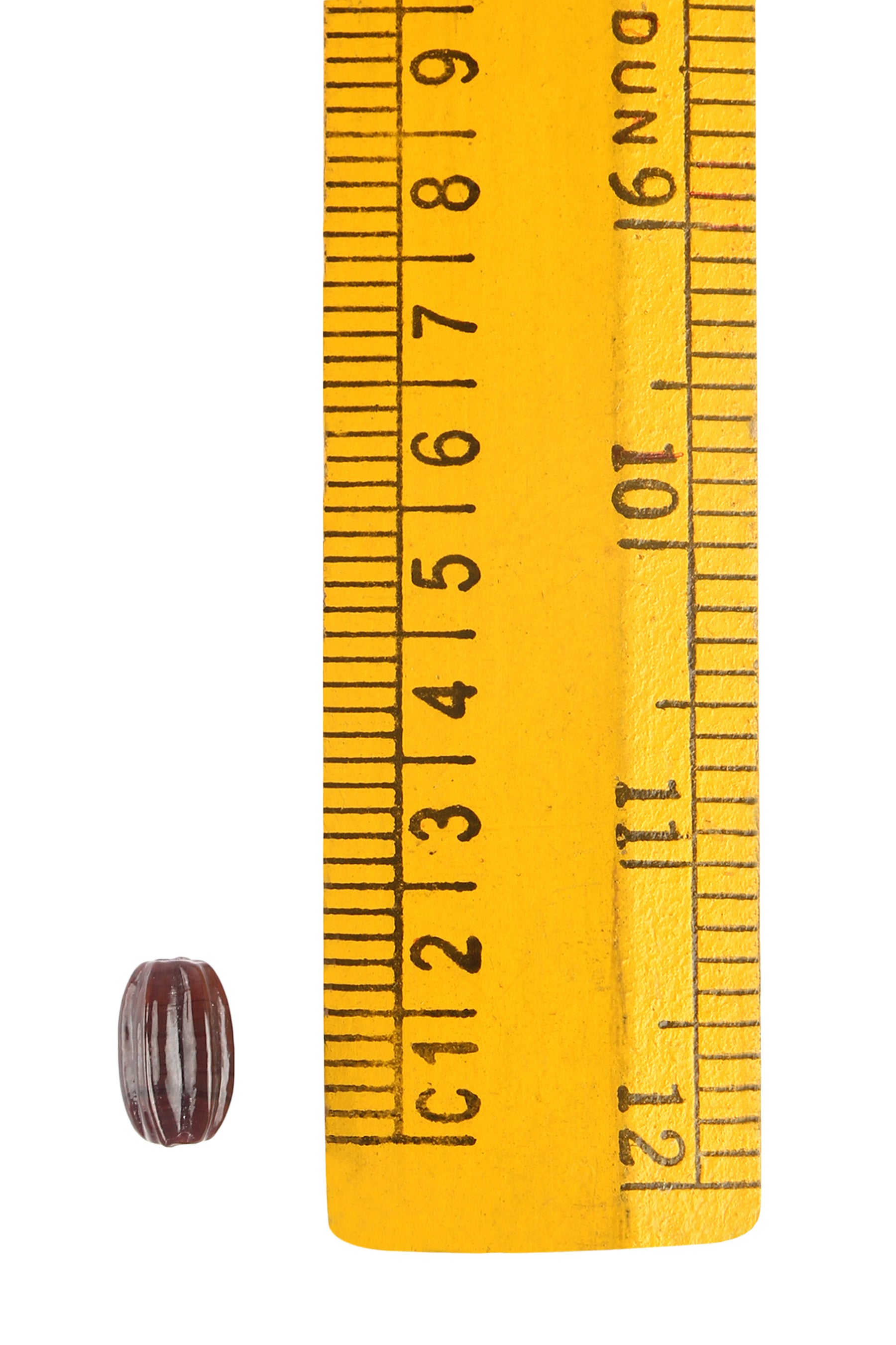 Brun glaspärla, historisk replik från Taxinge Sverige, fotograferad med måttstockmål för storleksreferens