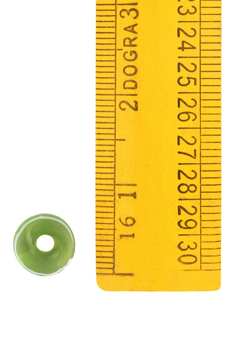 Liten grön glaspärla från vikingatiden med måttstock som visar storleken cirka 9mm.