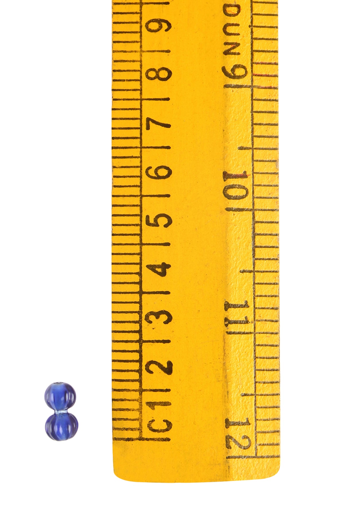 Två små mörkblå glaspärlor med lodräta ribbor, fotograferade mot en gul linjal som visar att perlorna är cirka 8-10 mm stora. Originalpärlor från Norge.