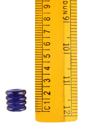 Stor blå glaspärla från Kaupang, detaljvy som visar den genomborrade hålet och den handformade glasstrukturen från antiken