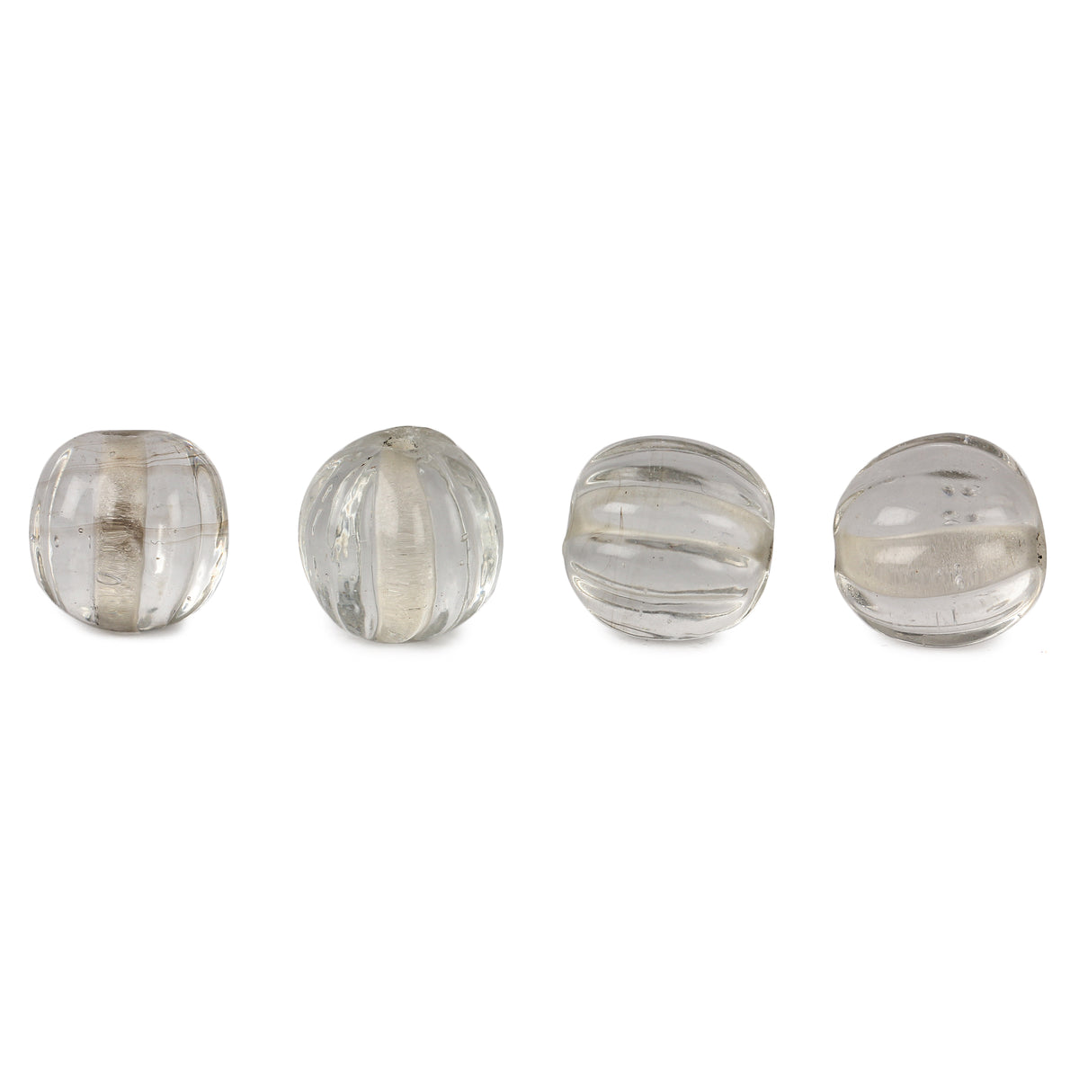 Fyra transparenta glaspärlor med horisontell facettering, ungefär 10 mm.