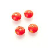 Röd skivformad glaspärla med gul prickdekor, 12-15 mm diameter.