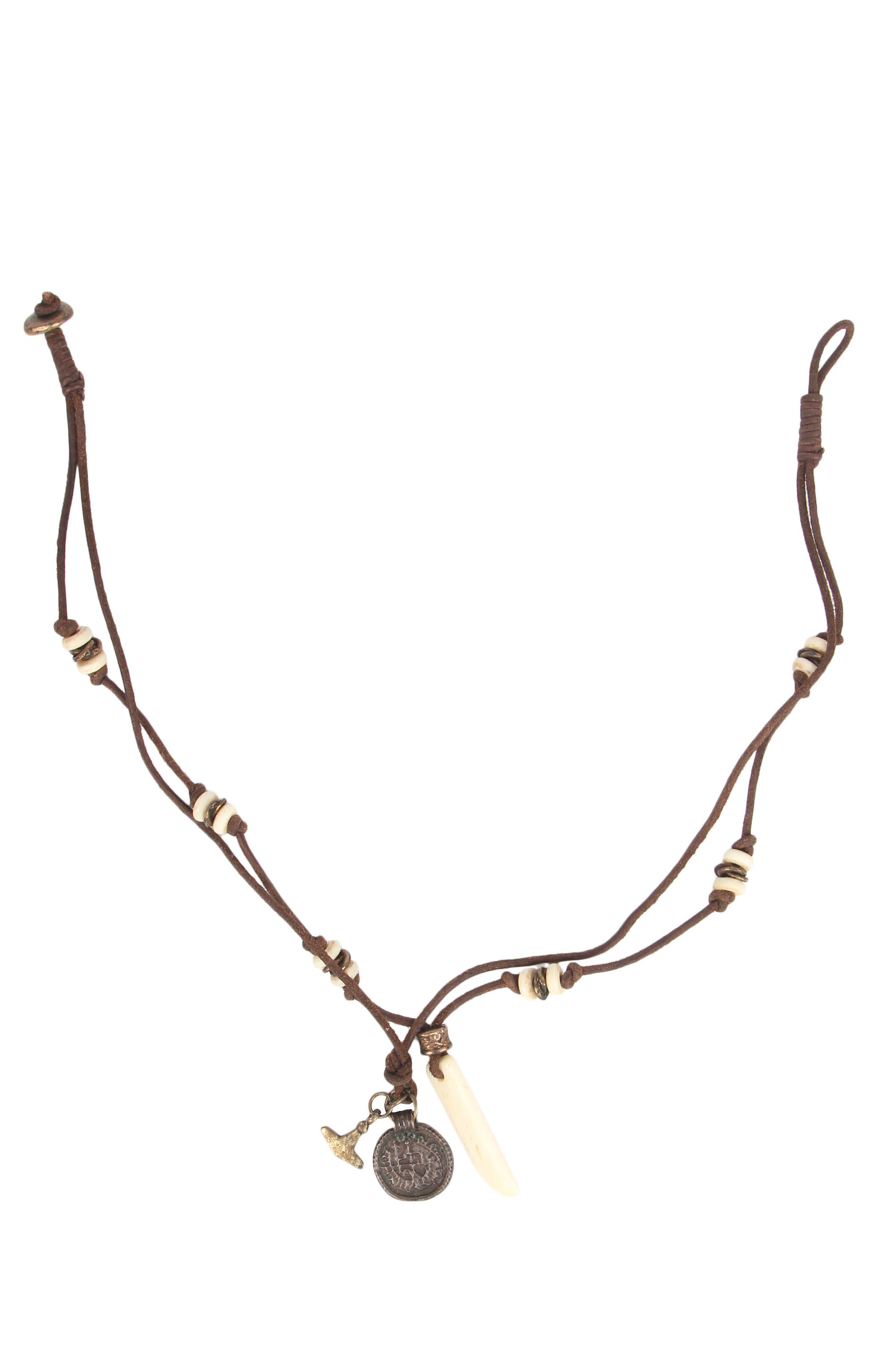 Halsband Fenris på brun läderrem med organiskt hornfang, vikingamynt, Mjölnirs hammare och mässingsdetaljer, studiofotograferat.