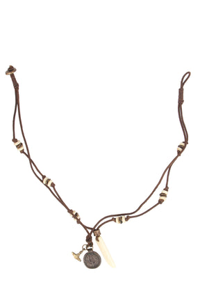 Halsband Fenris på brun läderrem med organiskt hornfang, vikingamynt, Mjölnirs hammare och mässingsdetaljer, studiofotograferat.