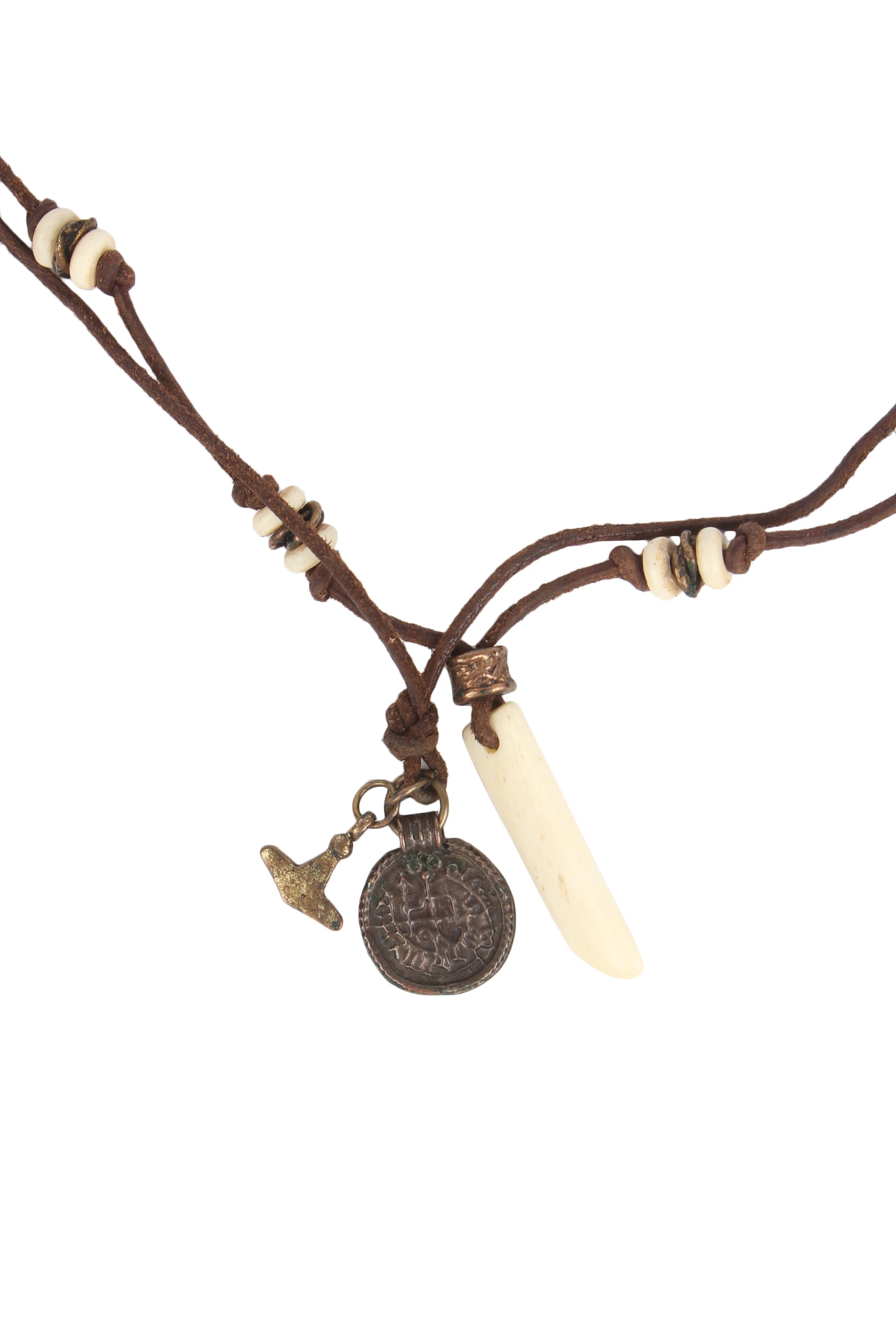 Halsband Fenris på brun läderrem med vitt hornfang, vikingamynt, Mjölnirs hammare och mässingsdetaljer, fotograferat från framsidan.
